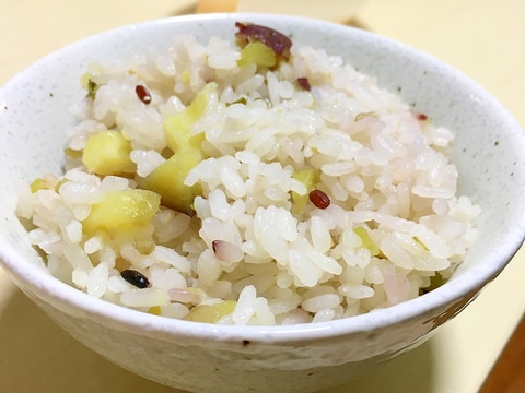 白だしで簡単 さつまいもと大根菜の炊き込みご飯 レシピ 作り方 By カピバラむーみん 楽天レシピ 白だしで簡単 さつまいもと大根菜の炊き込みご飯 レシピ 作り方 By カピバラむーみん 楽天レシピ